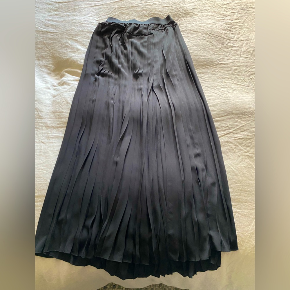 BCMG pleated black skirt with slits on both sides, in perfect condition